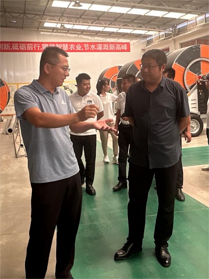 六月二十七日，臨沂市郯城縣農(nóng)業(yè)農(nóng)村局副局長(zhǎng)呂杰，帶領(lǐng)局機(jī)關(guān)高標(biāo)準(zhǔn)農(nóng)田建設(shè)負(fù)責(zé)人及施工標(biāo)段經(jīng)理，來(lái)浩坤潤(rùn)土進(jìn)行考查